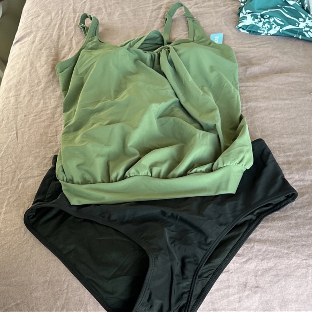 YONIQUE Black Activewear Bottoms with Sage Accent